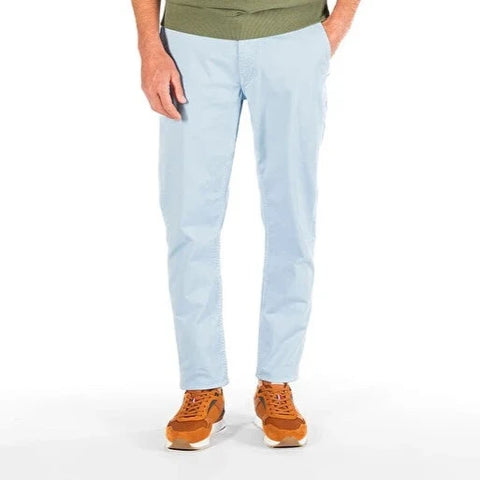 Comfort Fit Chino 702: Cristal Blue