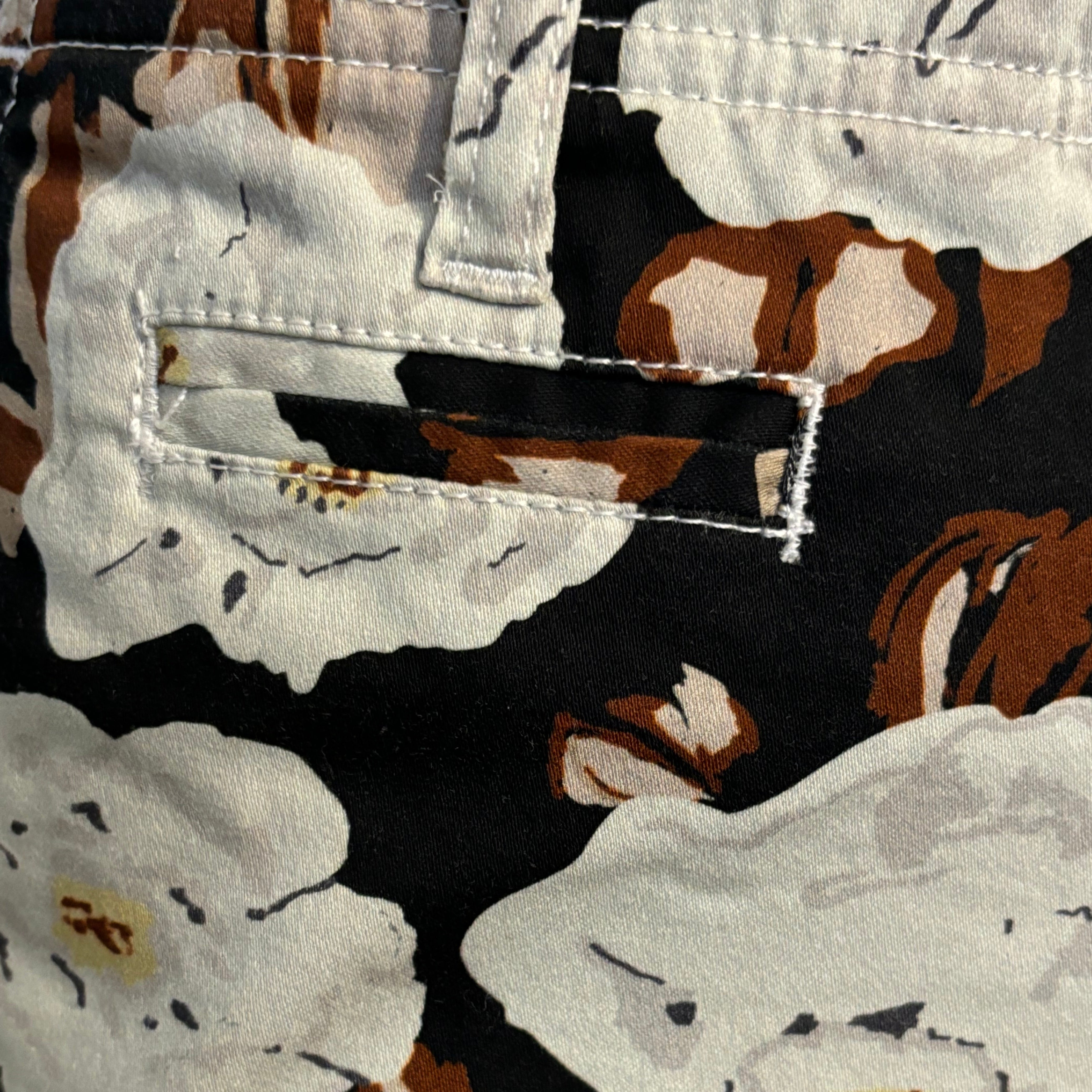 White Magnolia Stretch Short: Dark