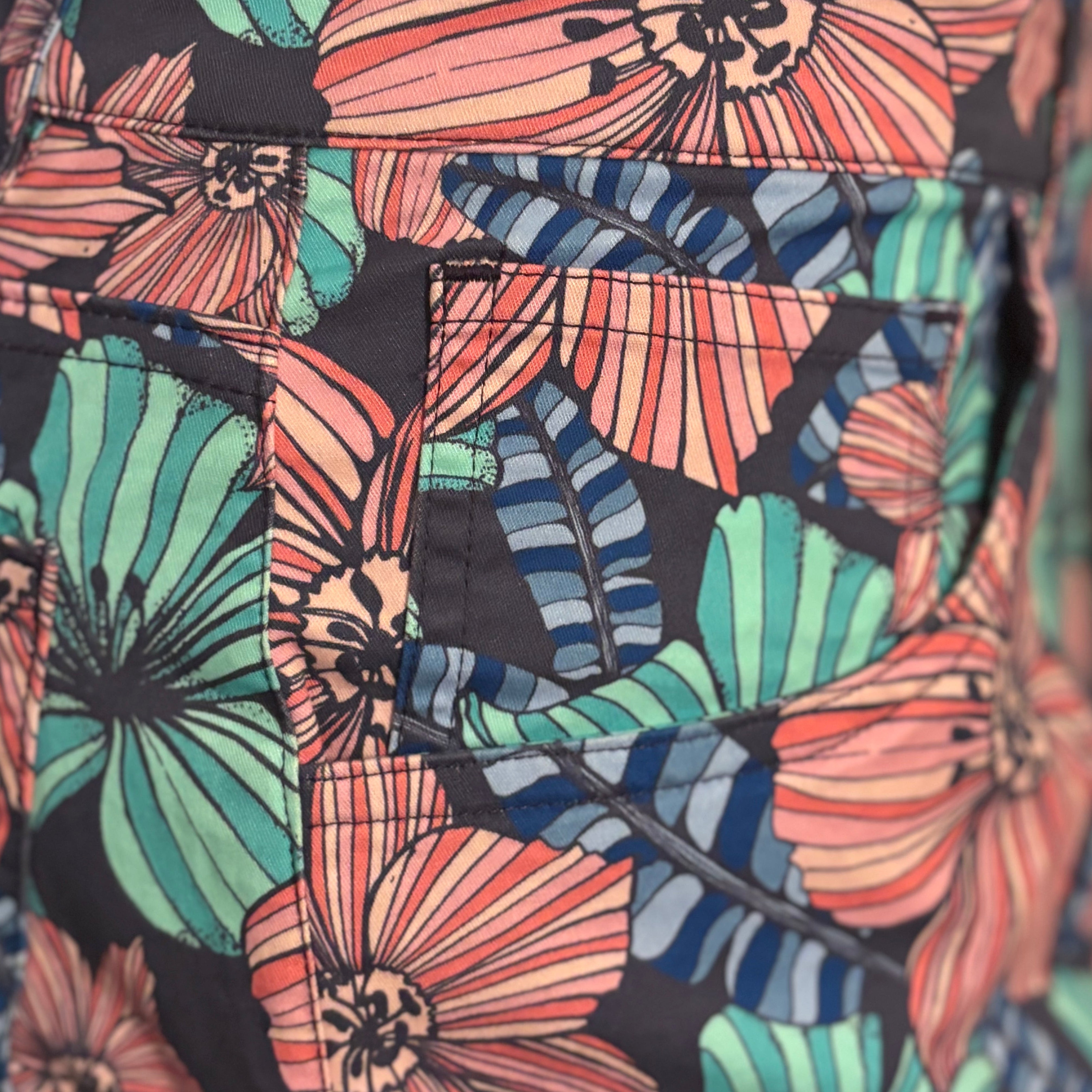 Palm Springs Beachy Floral Stretch Short: Navy