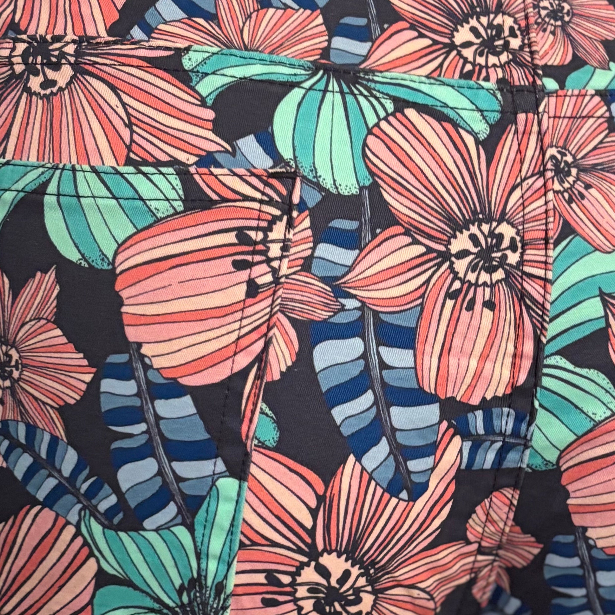 Palm Springs Beachy Floral Stretch Short: Navy